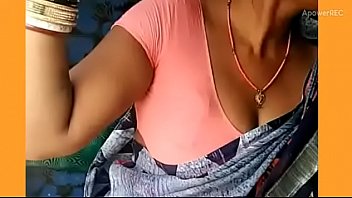 bhabhi intentionally showing boobs to seduce