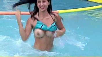 [HD] Claudia Ramirez muestra mas de la cuenta en VERANO EXTREMO [Low, 360p]