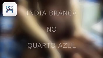 Mulher fantasiada de índia com Gosto Negro no Quarto Azul