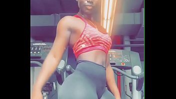 Kpoclé ghanéenne fait du sport pour ses clients sur Instagram