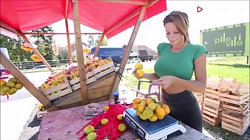 Kristina je prodavačica mandarina koja je postala hit na internetu