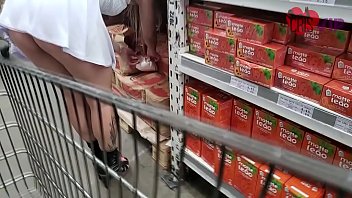 Cris com o corno do seu marido filmando ela no hipermercado Spani, se mostrando para desconhecidos com um vestidinho curtinho