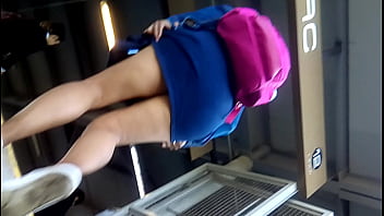 Chica en escalera metro tlahuac