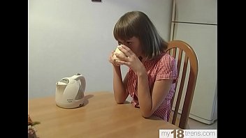 Schoolgirl Play Pussy Dildo During the Morning Breakfast