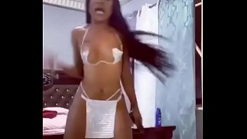 Ghanaian lady twerk with cardiB song